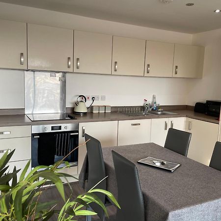 Balcony Marina Apartment With City Skyline Views - Free Secure Parking Manchester Exteriör bild